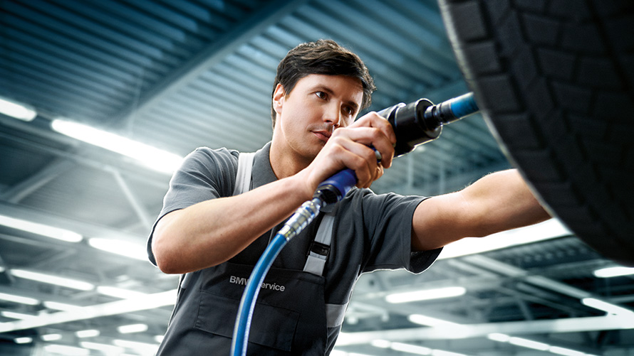 Ofertas BMW para o verão, serviço de jantes Ofertas BMW para o verão, serviço de jantes, colaboradores do Serviço BMW reparam um BMW