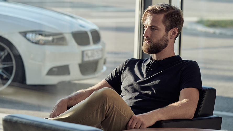 BMW Service Inclusive Um cliente do BMW Service Inclusive aguarda no Ponto de Serviço Autorizado BMW