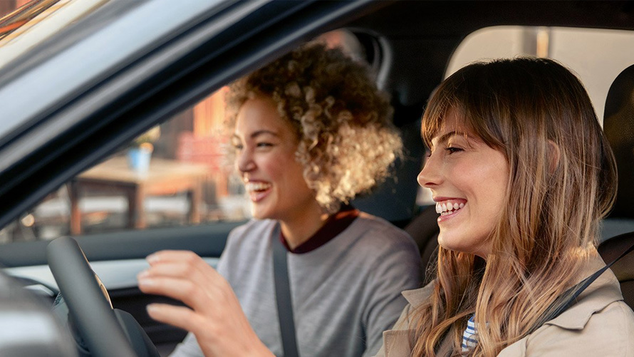 Prazer de conduzir BMW com o Serviço BMW Duas mulheres viajam felizes no seu BMW
