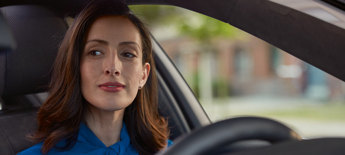 Uma mulher sentada no seu BMW, a sorrir. Uma mulher sentada no seu BMW, a sorrir.