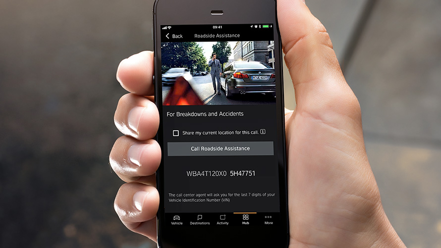 Assistência em estrada BMW através da aplicação BMW Connected. Um Smartphone a apresentar a assistência em estrada BMW através da aplicação BMW Connected.