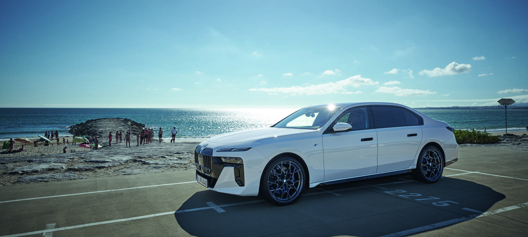 Jantes Originais BMW do BMW i7 estacionado junto à praia Jantes Originais BMW do BMW i7 estacionado junto à praia