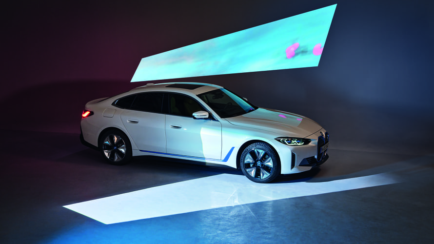 Perspetiva traseira a três quartos, BMW i4 eDrive40, G26, 2021, em movimento BMW i4 eDrive40, G26, 2021, pintura branco Mineral, perspetiva traseira a três quartos, em movimento