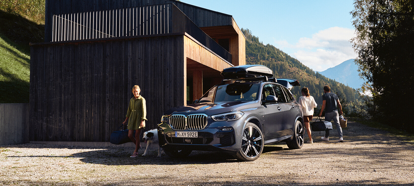 BMW num trilho da floresta com um homem e uma mulher BMW num trilho da floresta com um homem e uma mulher