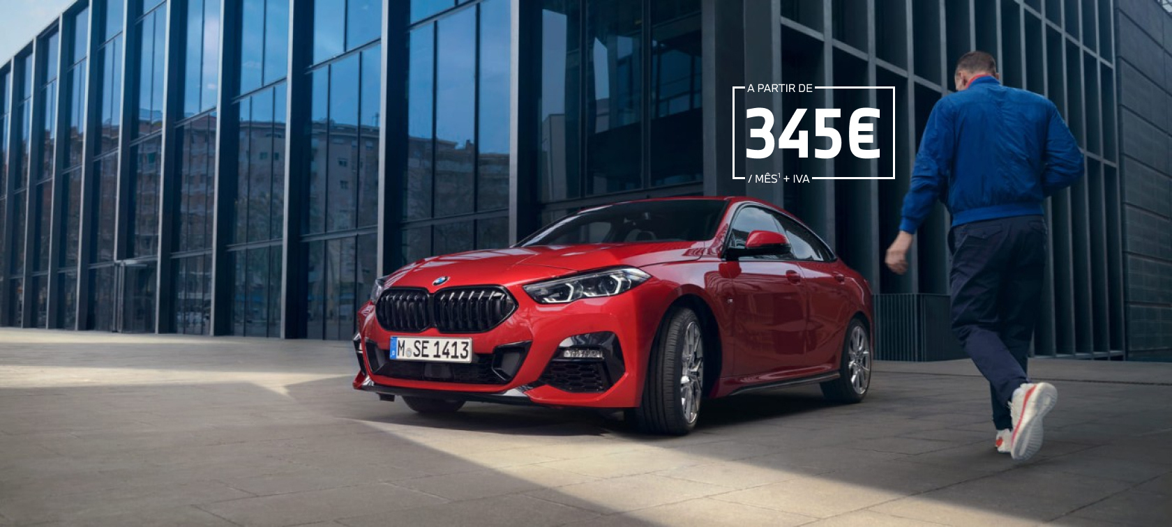 BMW Série 2 Gran Coupé Homem a andar em direção a um BMW Série 2 Gran Coupé vermelho