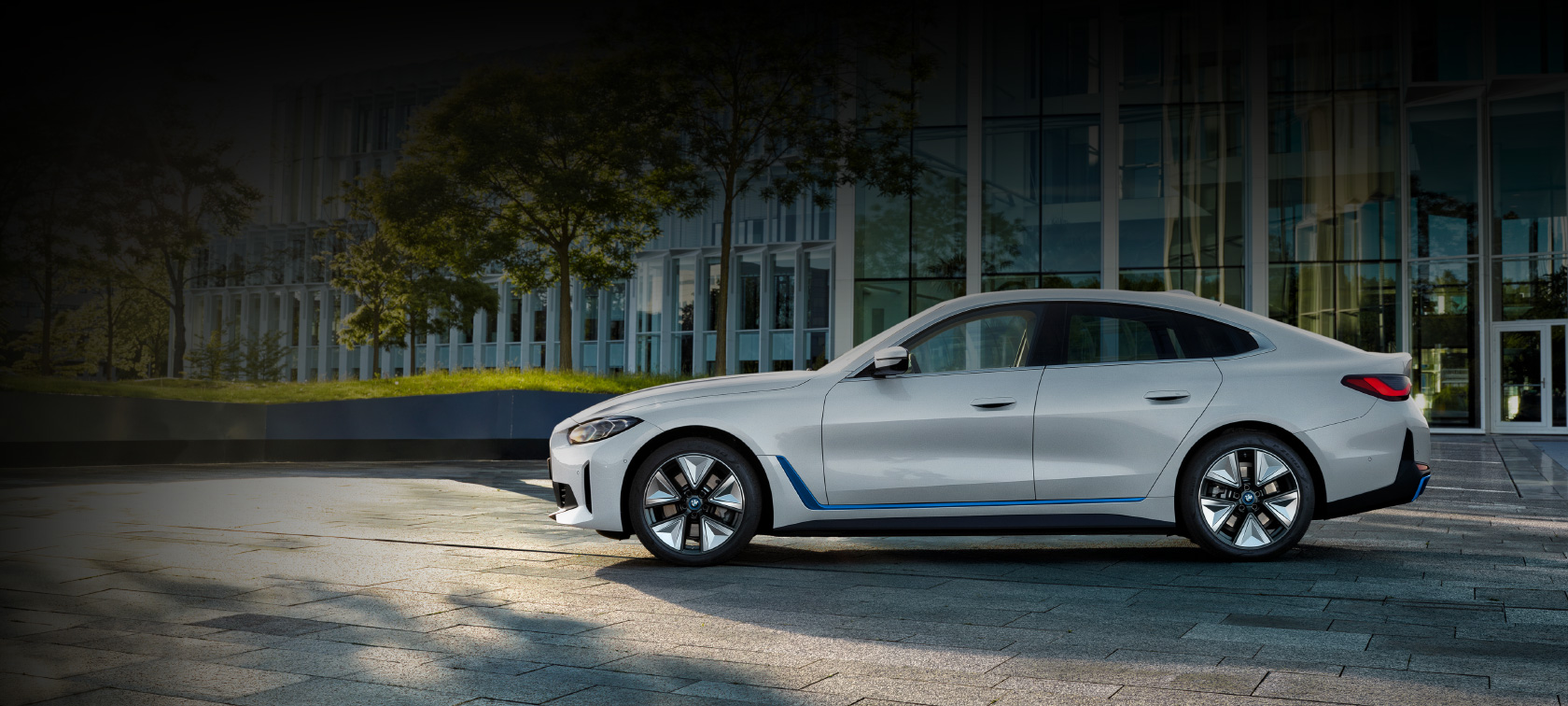 BMW i4 eDrive35, 2023, pintura branca BMW, perspetiva lateral