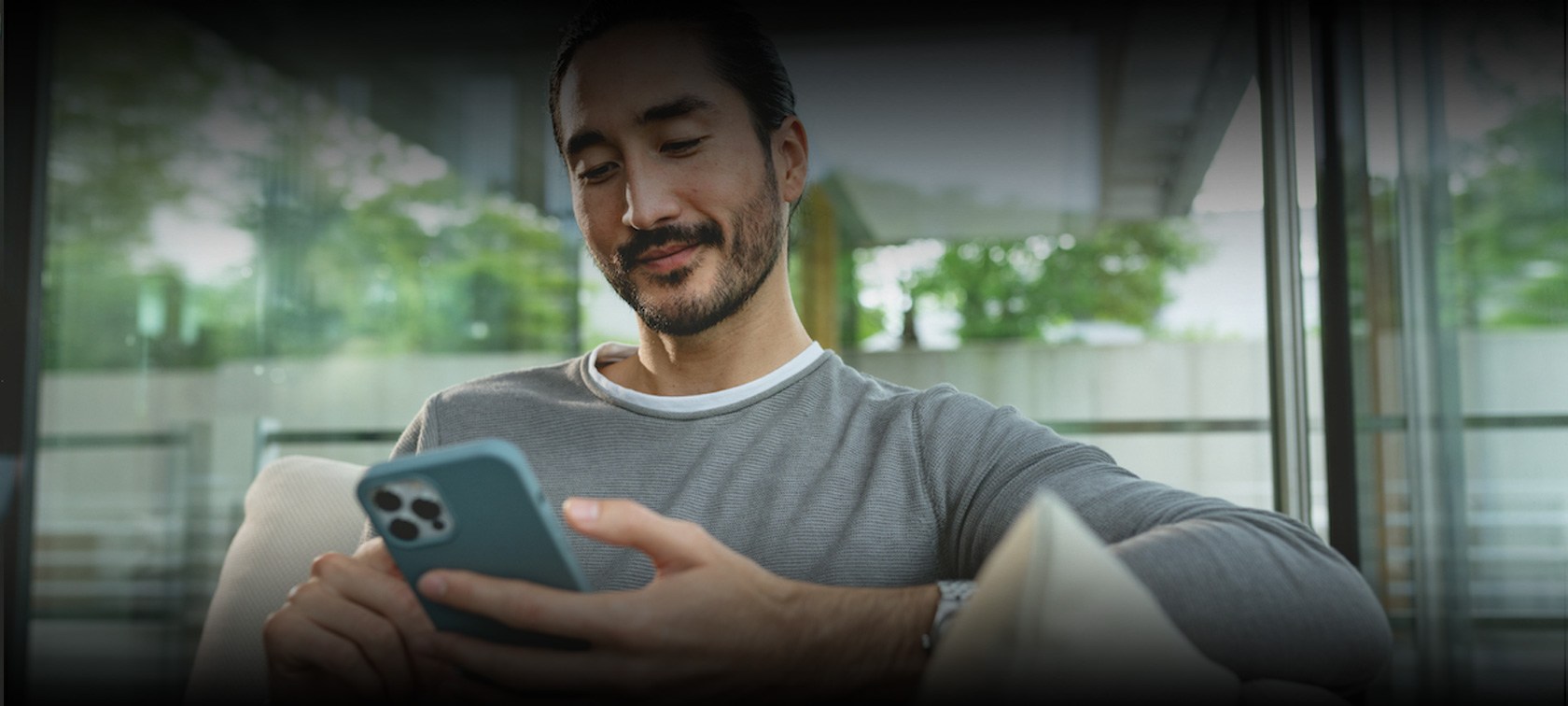 BMW Marcações Campanha Online Homem a fazer marcação de serviço online BMW.