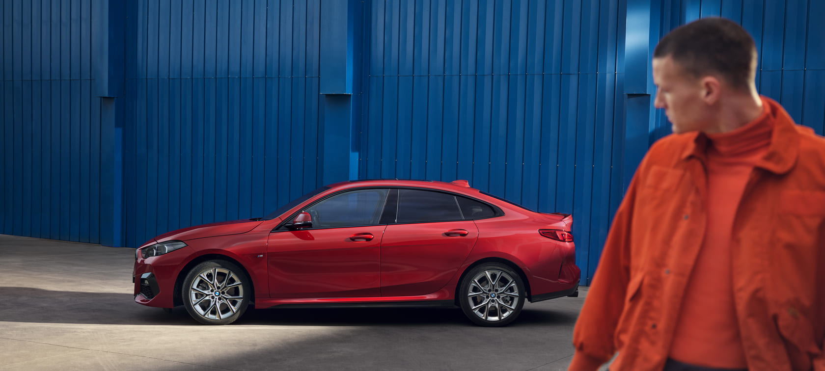 BMW Série 2 Gran Coupé Homem a olhar para um BMW Série 2 Gran Coupé
