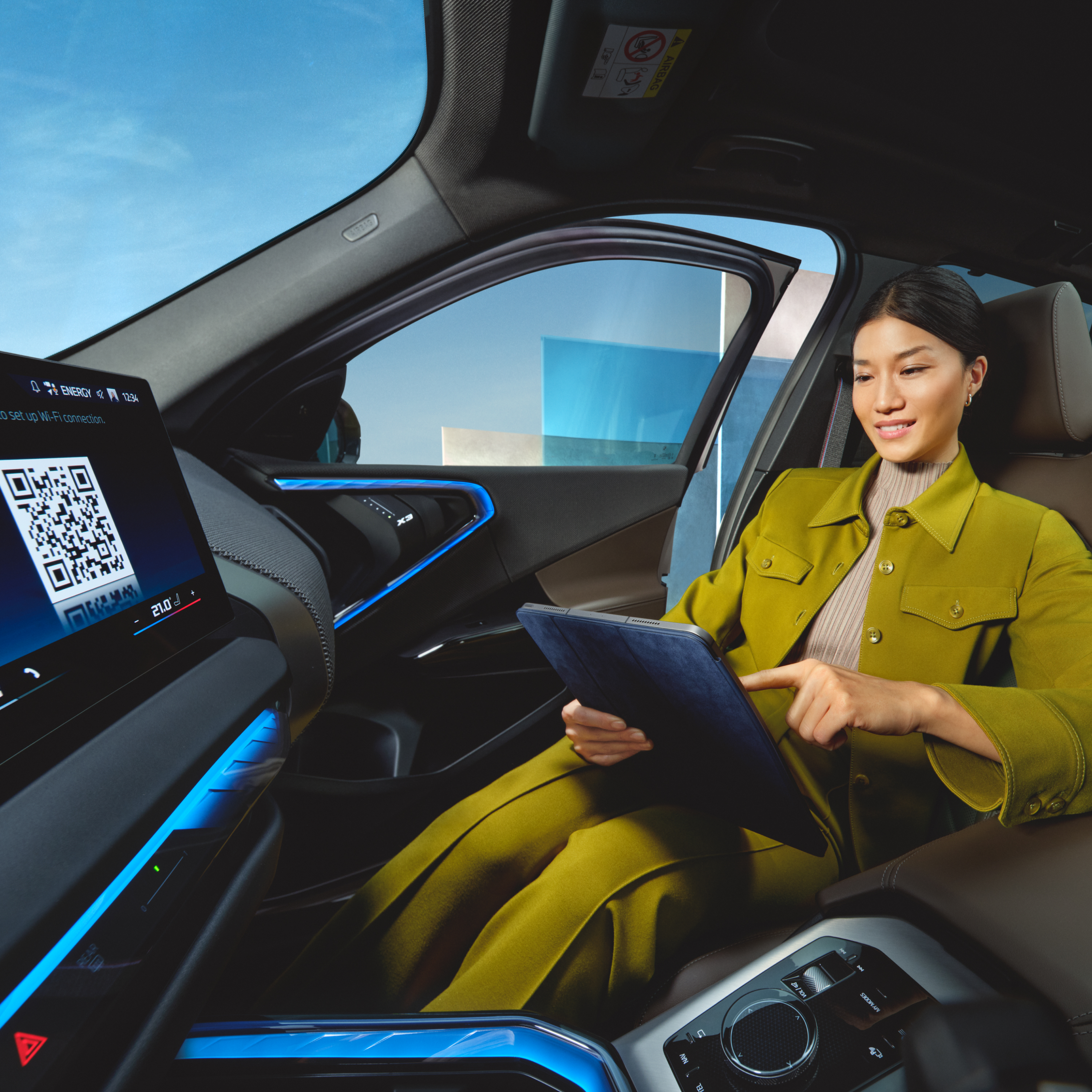 Uma pessoa usa um tablet no BMW