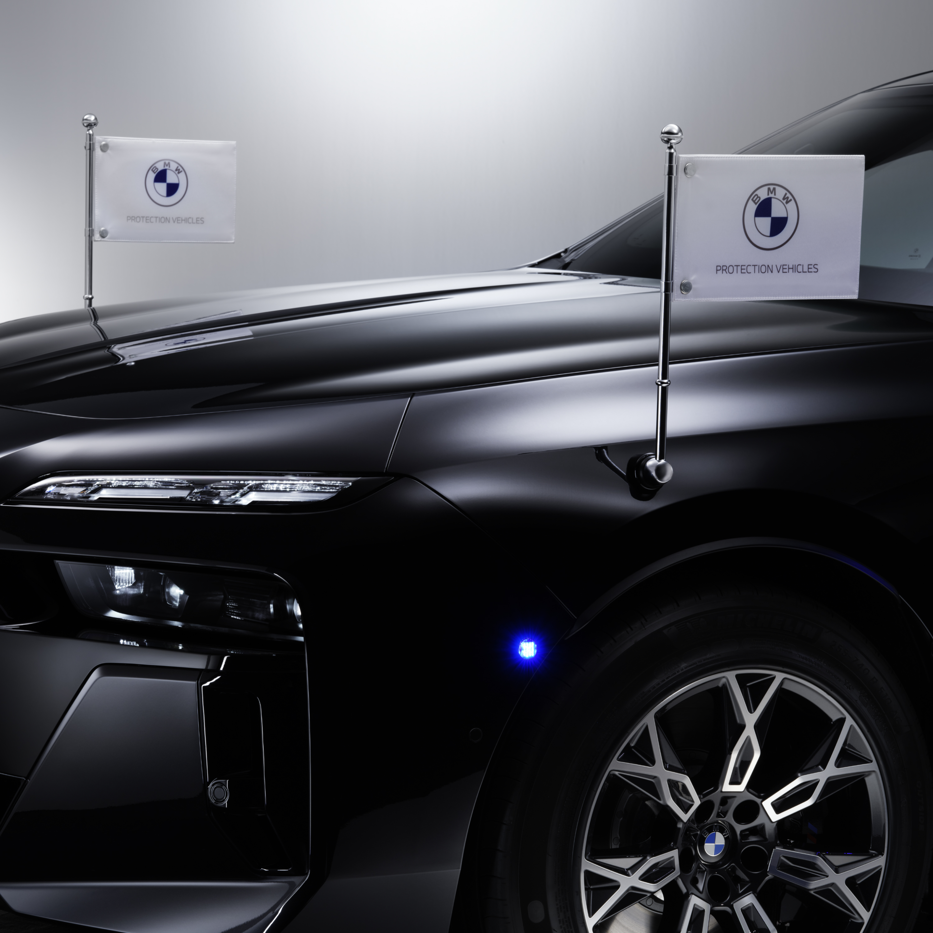 Um BMW com grande plano de dois dispositivos de fixação de estandartes à frente