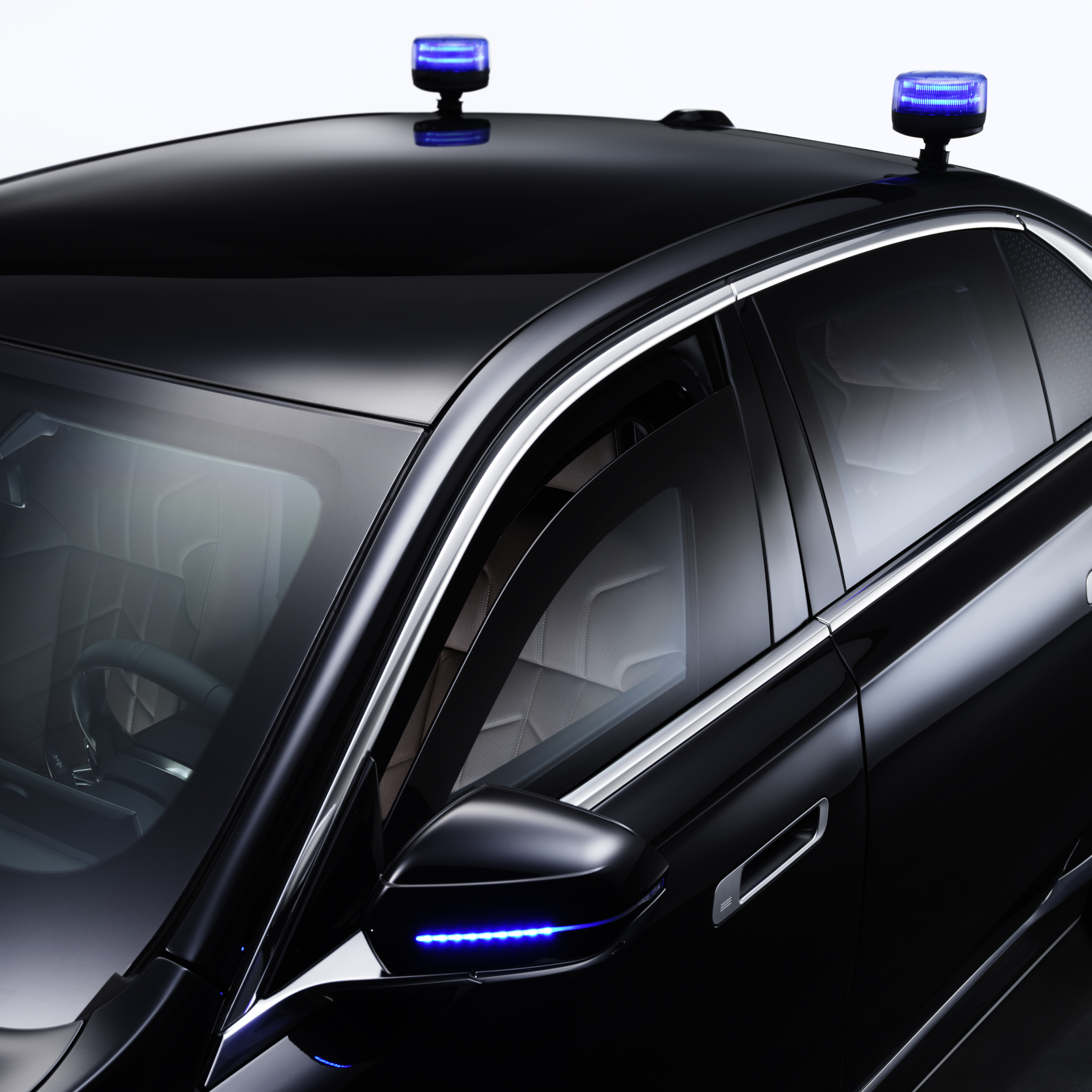 Um BMW com grande plano de luzes intermitentes no tejadilho