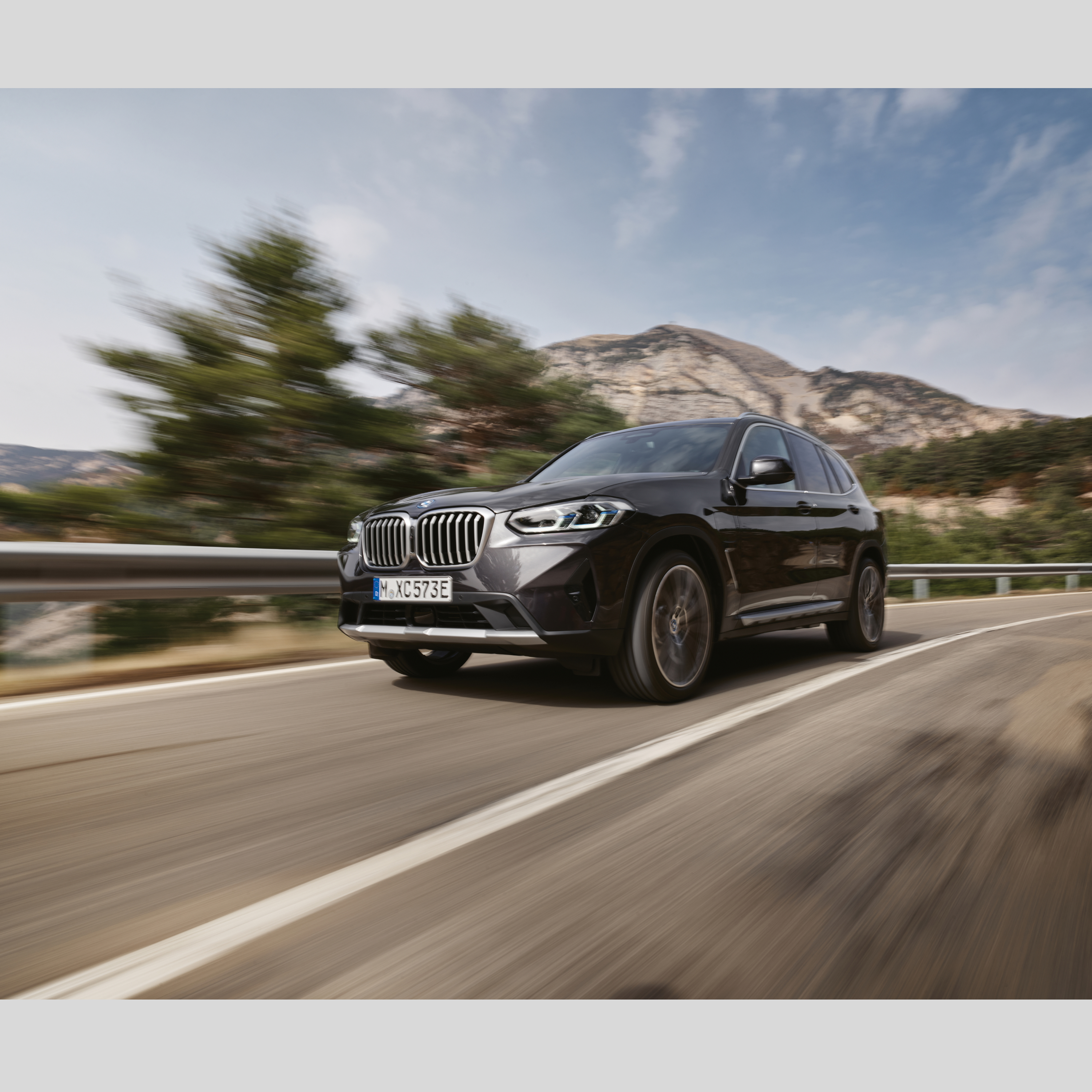Um veículo de emergência BMW a circular numa estrada