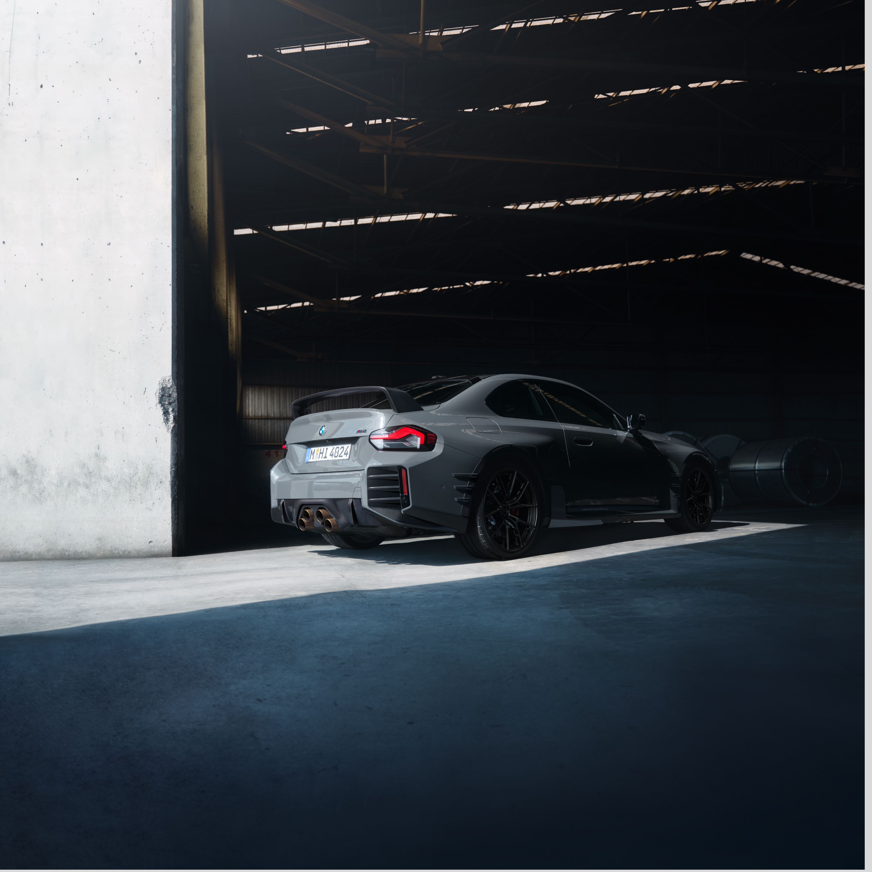 BMW parado no portão de um grande salão
