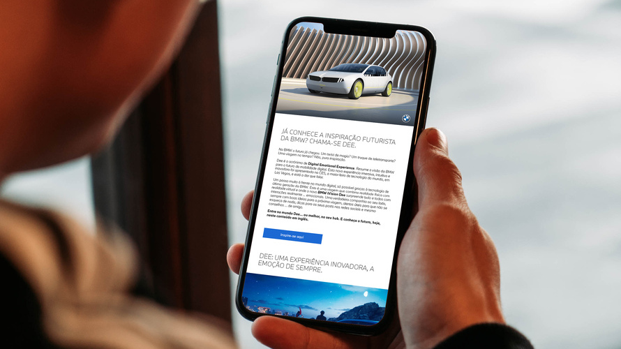 BMW Email Uma pessoa no telemóvel a ver a página da BMW