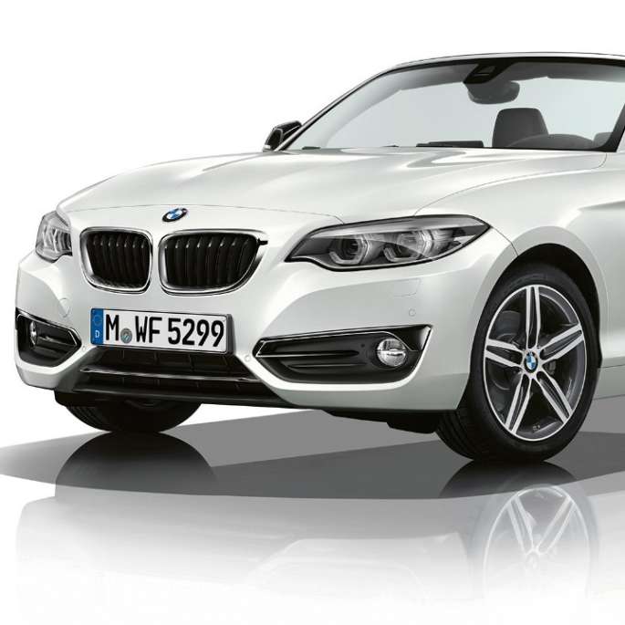 BMW Série 2 Cabrio, perspetiva frontal a três quartos da Versão Line Sport BMW Série 2 Cabrio, perspetiva frontal a três quartos da Versão Line Sport