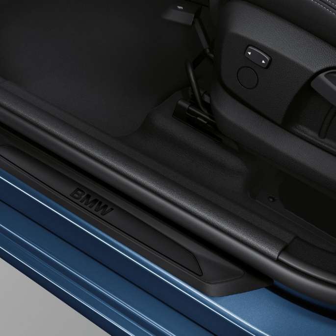 Soleiras das portas, BMW Série 2 Gran Tourer, BMW 218i Versão Advantage, F46, 2018, azul Mediterranean metalizado, grande plano