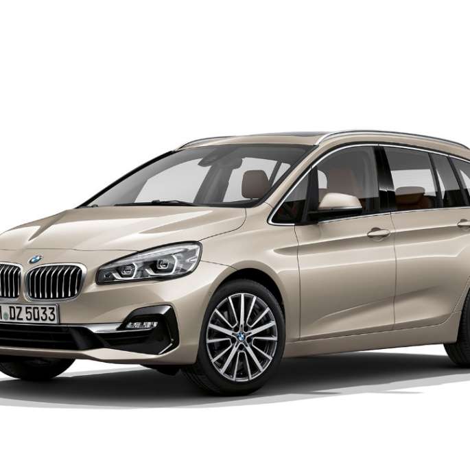 BMW Série 2 Gran Tourer, BMW 218d xDrive Versão Luxury Line, F46, 2018, bege Jucaro metalizado, perspetiva frontal a três quartos 