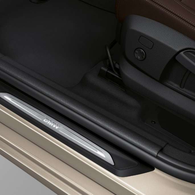 Soleiras das portas, BMW Série 2 Gran Tourer, BMW 218d xDrive Versão Luxury Line, F46, bege Jucaro metalizado, grande plano 