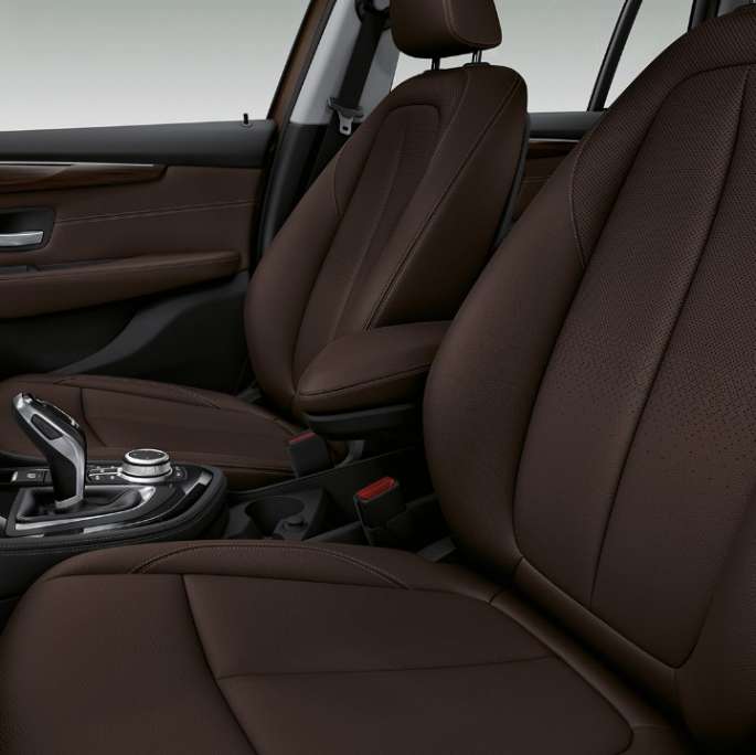 Bancos desportivos, BMW Série 2 Gran Tourer, BMW 218d xDrive Versão Line Luxury, F46, 2018, interior