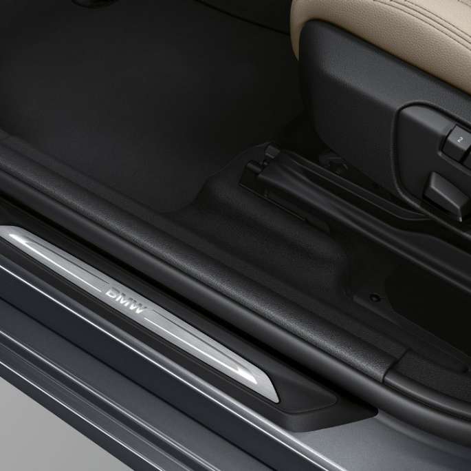 Soleiras das portas, BMW Série 2 Gran Tourer, BMW 220d Versão Sport Line, F46, 2018, cinza Mineral metalizado, grande plano