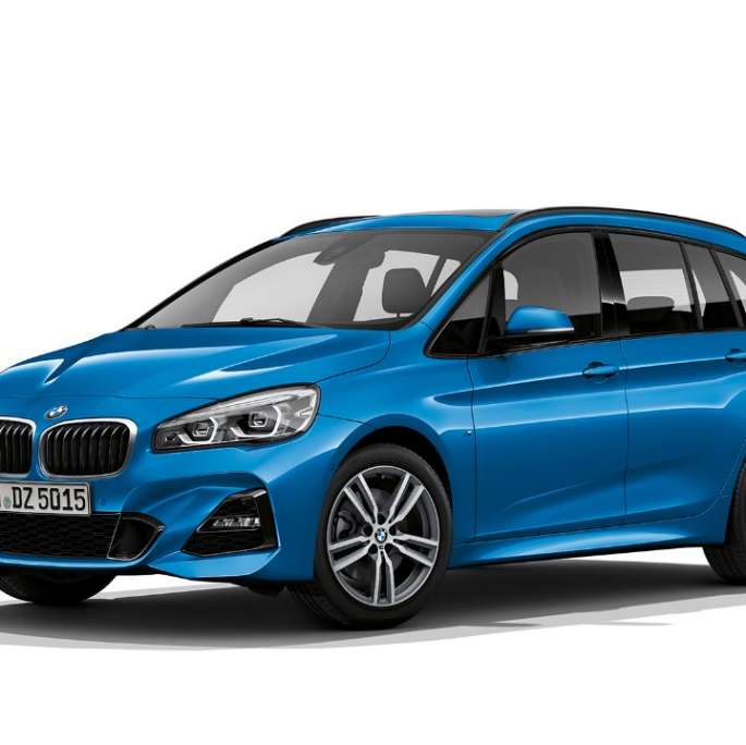 BMW Série 2 Gran Tourer, BMW 220d xDrive Versão Desportiva M, F46, azul Estoril metalizado, perspetiva frontal a três quartos
