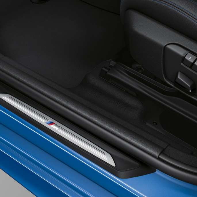 Soleiras das portas, BMW Série 2 Gran Tourer, BMW 220d xDrive Versão Desportiva M, F46, azul Estoril metalizado, grande plano 