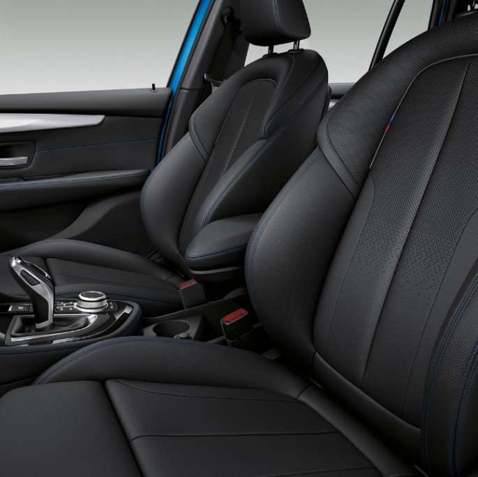 Bancos desportivos, BMW Série 2 Gran Tourer, BMW 220d xDrive Versão Desportiva M, F46, 2018, interior 