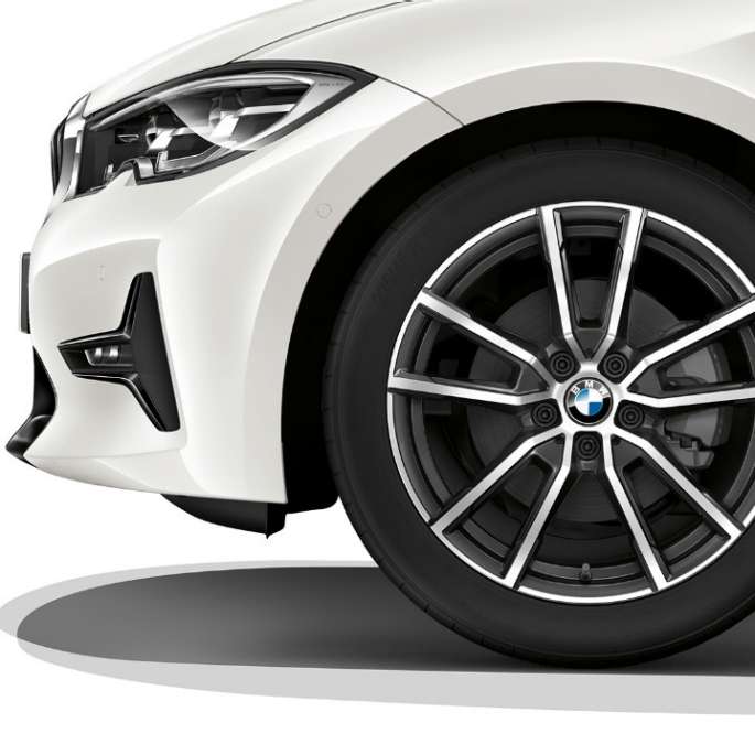 BMW Série 3 Berlina, jante de liga leve da Versão Line Sport. Grande plano da jante de liga leve do BMW Série 3 Berlina com equipamento da Versão Line Sport.