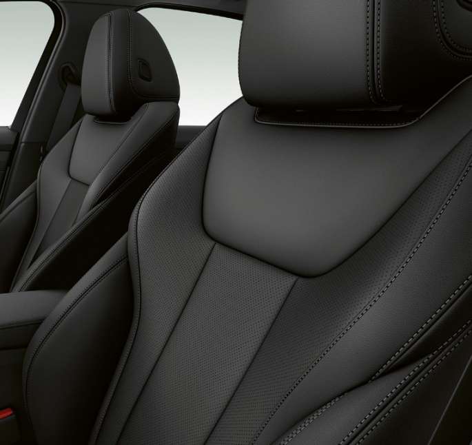 BMW Série 3 Berlina, bancos dianteiros da Versão Line Sport. Grande plano lateral dos bancos dianteiros do BMW Série 3 Berlina com equipamento da Versão Line Sport.