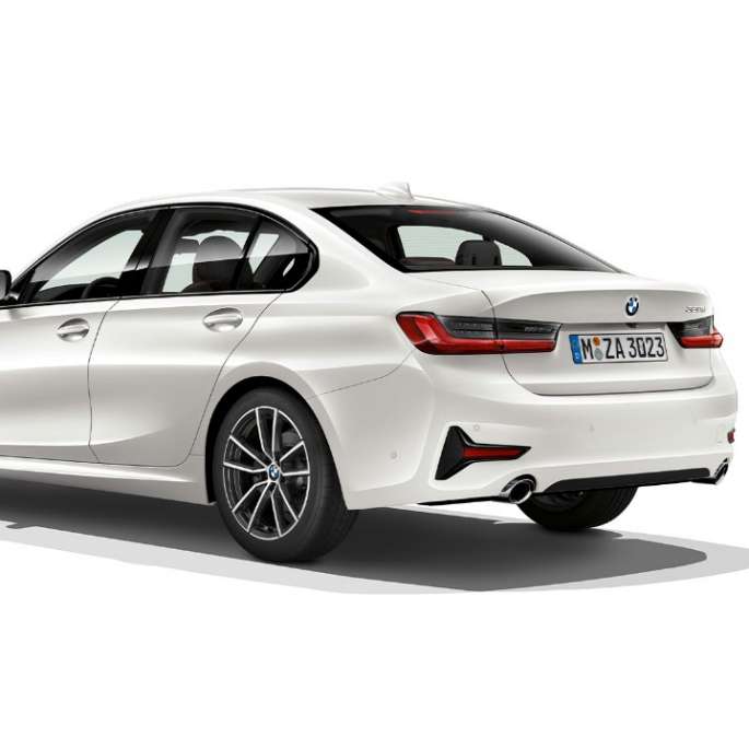 BMW Série 3 Berlina, traseira com equipamento da Versão Line Sport. Perspetiva traseira a três quartos do BMW Série 3 Berlina com equipamento da Versão Line Sport.