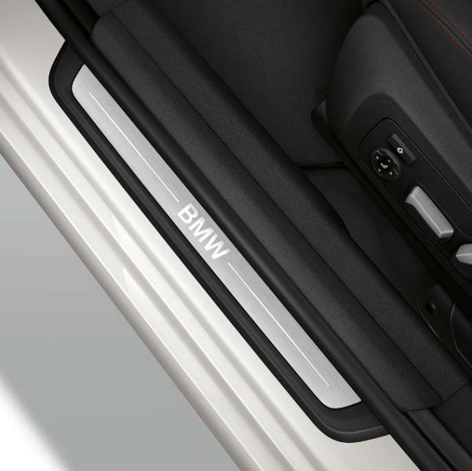 BMW Série 3 Berlina, soleira da porta da Versão Line Sport. Perspetiva de topo da soleira da porta do BMW Série 3 Berlina com equipamento da Versão Line Sport.