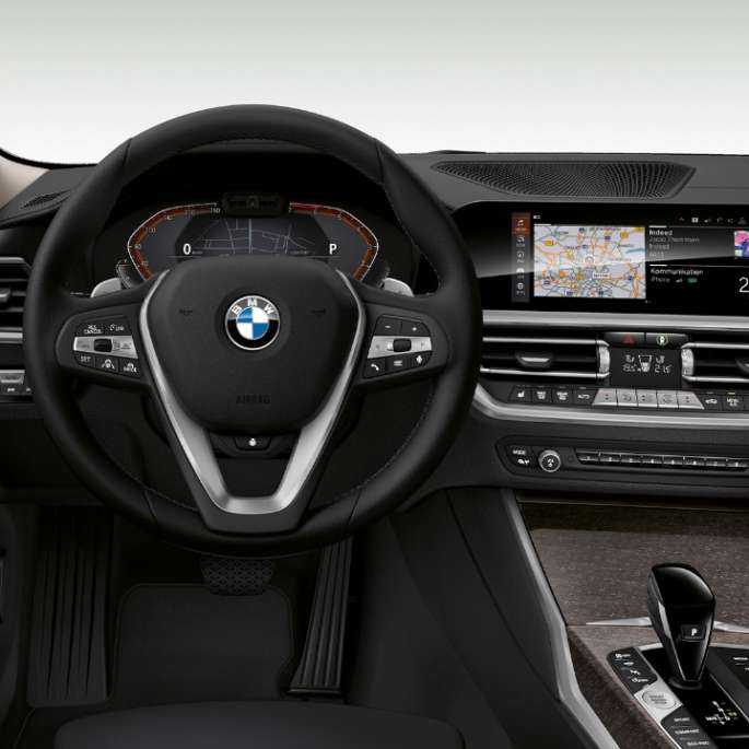 BMW Série 3 Berlina, interior da Versão Line Luxury. Grande plano frontal do interior, do lado do condutor, do BMW Série 3 Berlina com equipamento da Versão Line Luxury.