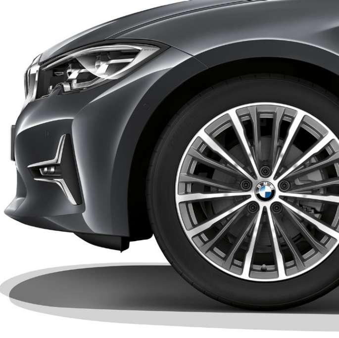 BMW Série 3 Berlina, jante de liga leve da Versão Line Luxury Grande plano da jante de liga leve do BMW Série 3 Berlina com equipamento da Versão Line Luxury.