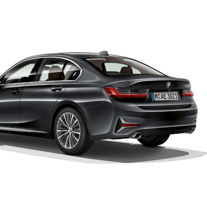 BMW Série 3 Berlina, traseira com equipamento da Versão Line Luxury. Perspetiva traseira a três quartos do BMW Série 3 Berlina com equipamento da Versão Line Luxury.