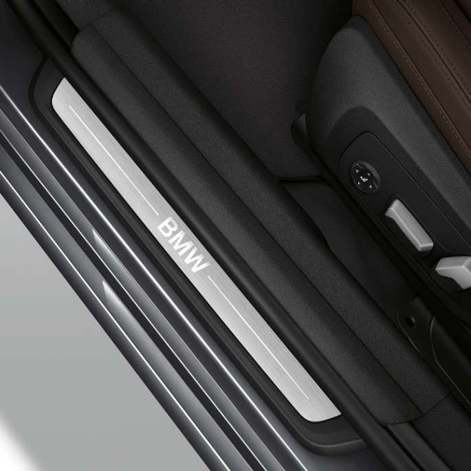 BMW Série 3 Berlina, soleira da porta da Versão Line Luxury. Perspetiva de topo da soleira da porta do BMW Série 3 Berlina com equipamento da Versão Line Luxury.