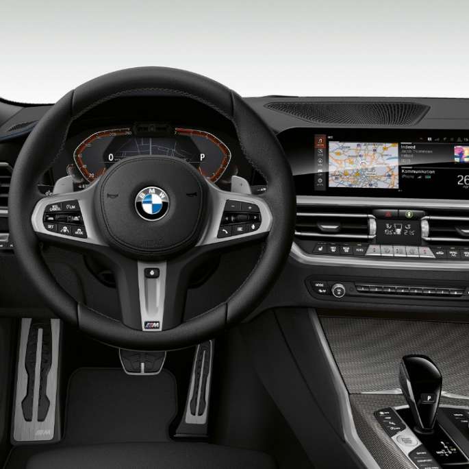 BMW Série 3 Berlina, interior da Versão Desportiva M. Grande plano frontal do interior, do lado do condutor, do BMW Série 3 Berlina com equipamento da Versão Desportiva M.
