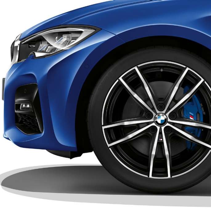 BMW Série 3 Berlina, jante de liga leve da Versão Desportiva M. Grande plano da jante de liga leve do BMW Série 3 Berlina com equipamento da Versão Desportiva M.