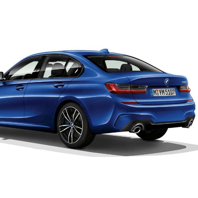 BMW Série 3 Berlina, traseira com equipamento da Versão Desportiva M. Perspetiva traseira a três quartos do BMW Série 3 Berlina com equipamento da Versão Desportiva M.