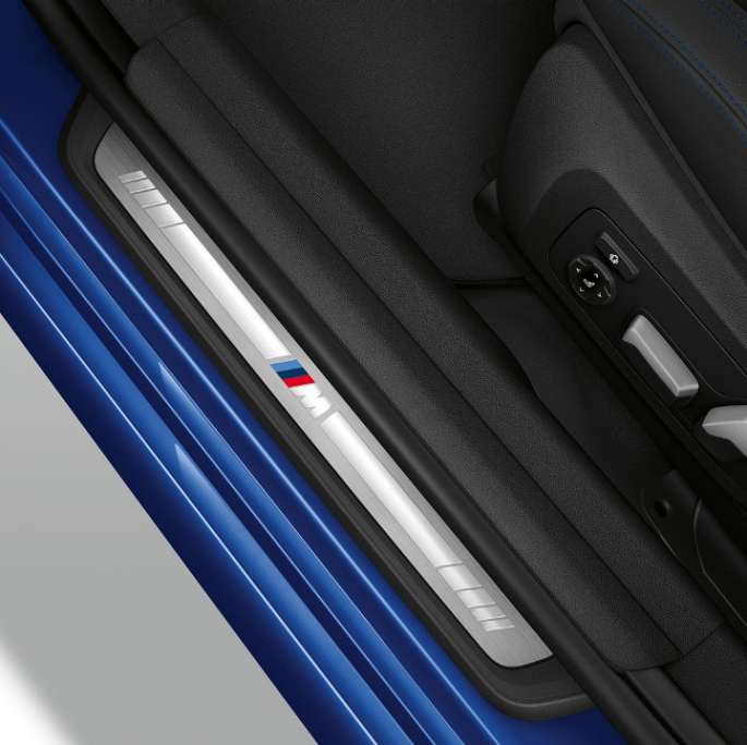 BMW Série 3 Berlina, soleira da porta da Versão Desportiva M. Perspetiva de topo da soleira da porta do BMW Série 3 Berlina com equipamento da Versão Desportiva M.