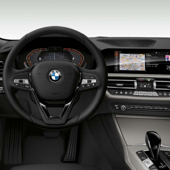 BMW Série 3 Berlina, interior da Versão Advantage. Grande plano frontal do interior, do lado do condutor, do BMW Série 3 Berlina com equipamento da Versão Advantage.