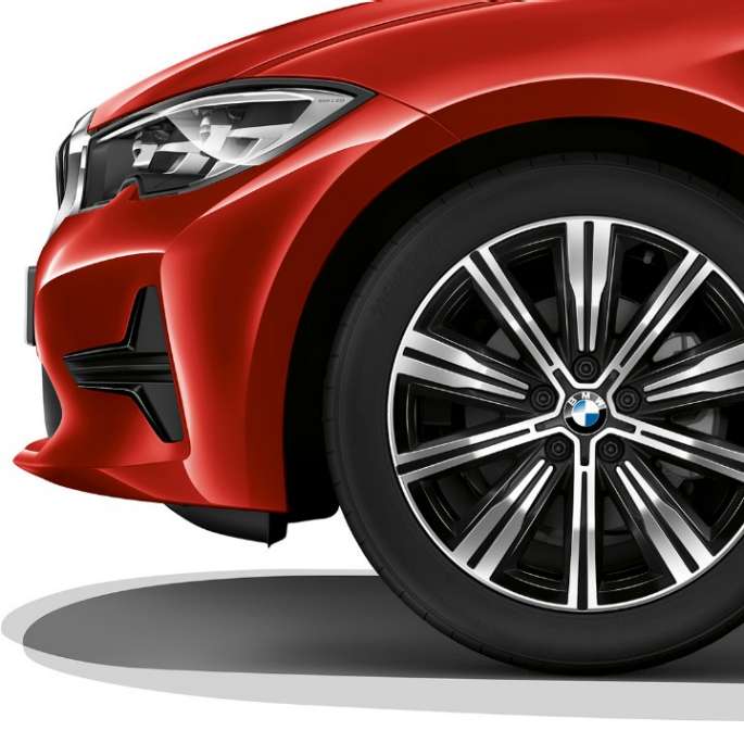 BMW Série 3 Berlina, jante de liga leve da Versão Advantage. Grande plano da jante de liga leve do BMW Série 3 Berlina com equipamento da Versão Advantage.