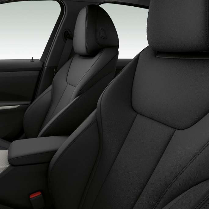 BMW Série 3 Berlina, bancos dianteiros da Versão Advantage. Grande plano lateral dos bancos dianteiros do BMW Série 3 Berlina com equipamento da Versão Advantage.