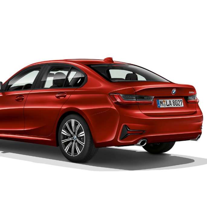 BMW Série 3 Berlina, traseira com equipamento da Versão Advantage. Perspetiva traseira a três quartos do BMW Série 3 Berlina com equipamento da Versão Advantage.