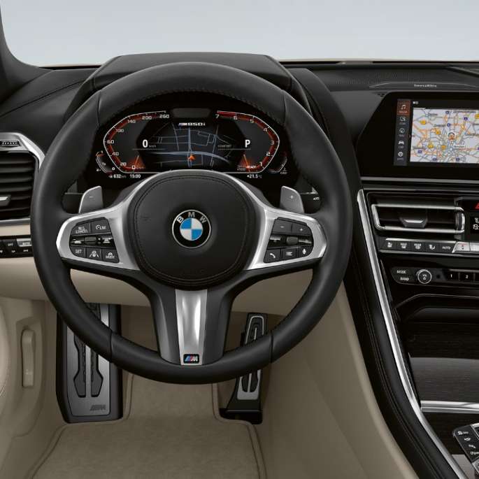BMW M850i xDrive em cinza Dravit metalizado, posto de condução com volante M em pele. BMW M850i xDrive em cinza Dravit metalizado, posto de condução com volante M em pele.