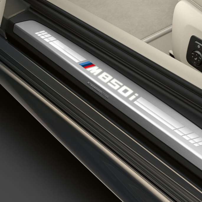 BMW M850i xDrive em cinza Dravit metalizado, soleira da porta. BMW M850i xDrive em cinza Dravit metalizado, soleira da porta.