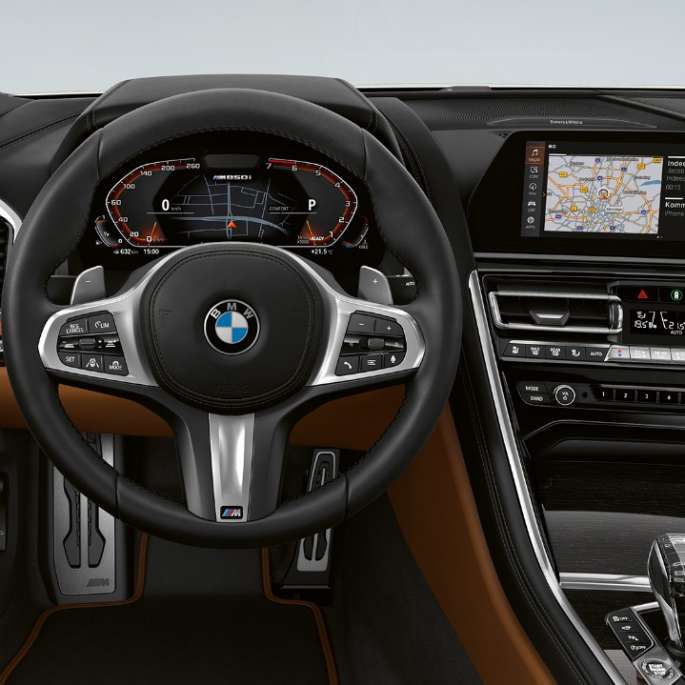 BMW M850i xDrive em branco Mineral metalizado, posto de condução com volante M em pele. BMW M850i xDrive em branco Mineral metalizado, posto de condução com volante M em pele.