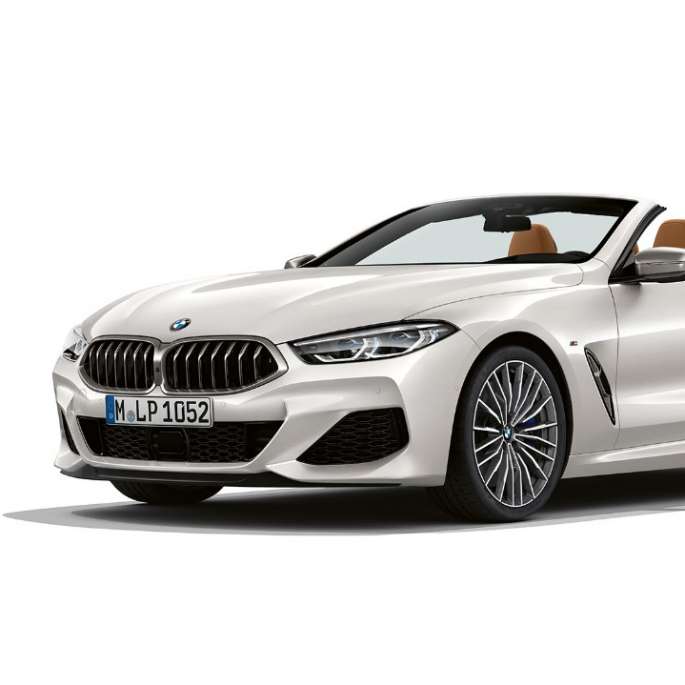 BMW M850i xDrive, Branco Mineral metalizado, perspetiva frontal a três quartos. BMW M850i xDrive, Branco Mineral metalizado, perspetiva frontal a três quartos.