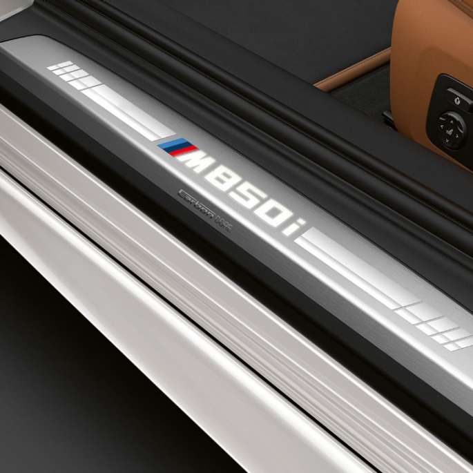 BMW M850i xDrive em branco Mineral metalizado, soleira da porta. BMW M850i xDrive em branco Mineral metalizado, soleira da porta.