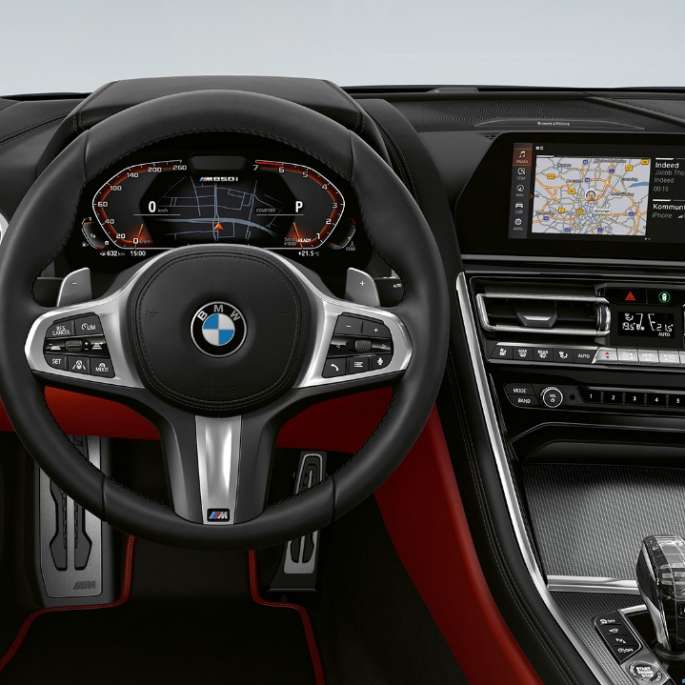 BMW M850i xDrive em preto Carbon metalizado, posto de condução com volante M em pele. BMW M850i xDrive em preto Carbon metalizado, posto de condução com volante M em pele.