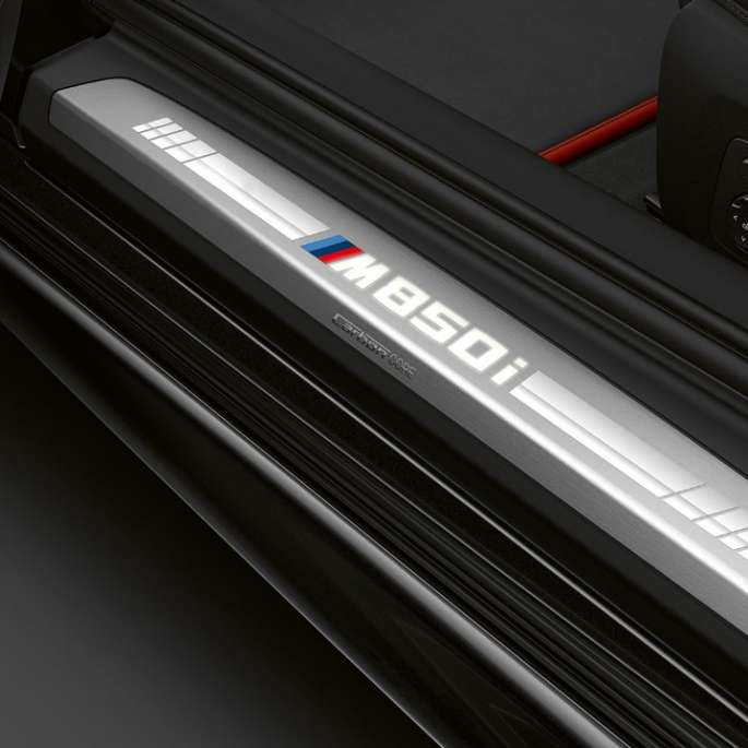 BMW M850i xDrive em preto Carbon metalizado, soleira da porta. BMW M850i xDrive em preto Carbon metalizado, soleira da porta.